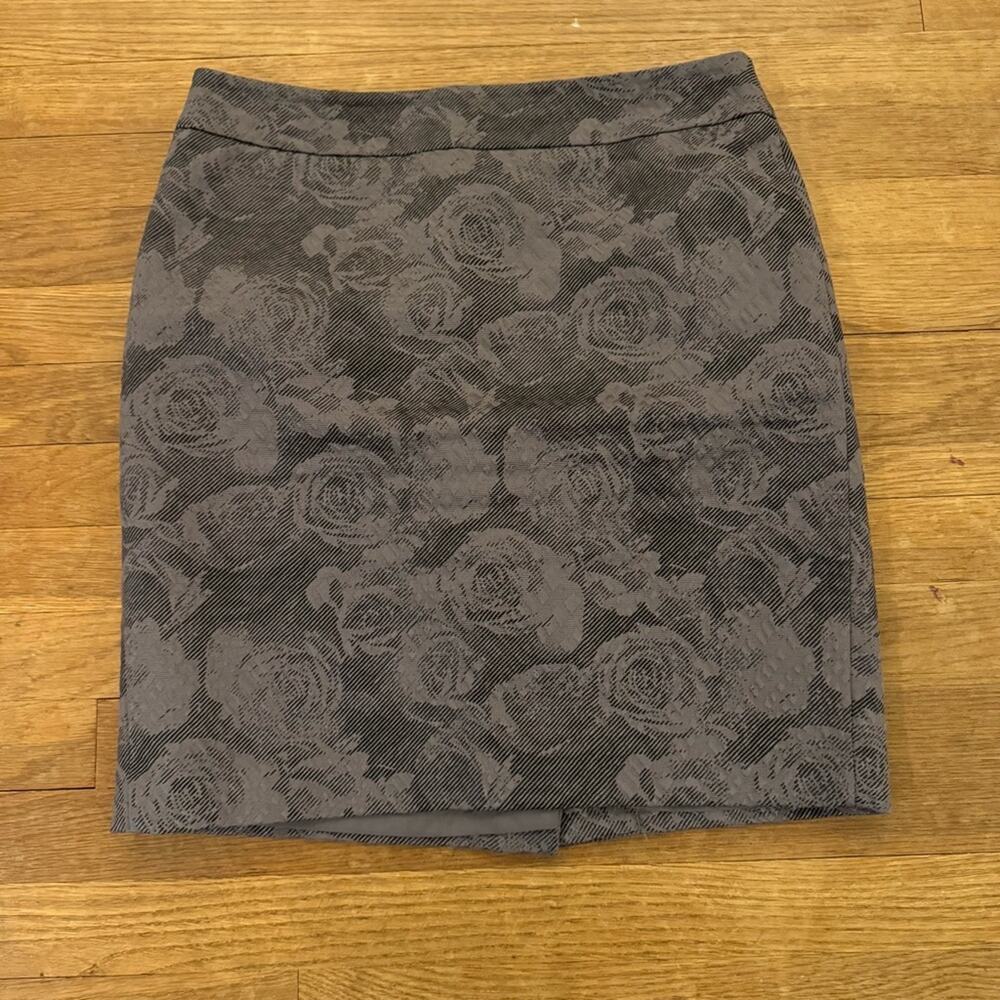 Ann Taylor gray jacquard knee length pencil skirt size 10P
 b35